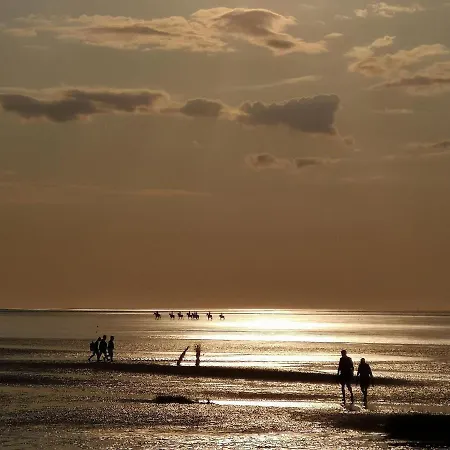 Comfort Steps From The North Sea *